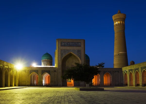 Vista notturna della moschea e del minareto di Kalon - Bukhara - Uzbekistan — Foto Stock