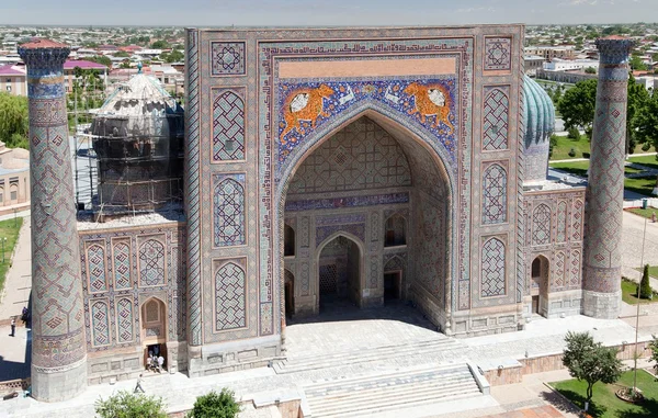 Зору з Шер Дор medressa - Регістан - Самарканд - Узбекистан — стокове фото
