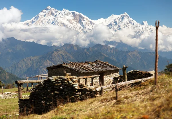 Pohled z jaljala pass s chata na pastvinu a mount annapurna - Nepálδείτε από jaljala πέρασμα με σαλέ για τους βοσκότοπους και mount annapurna - Νεπάλ — Stockfoto