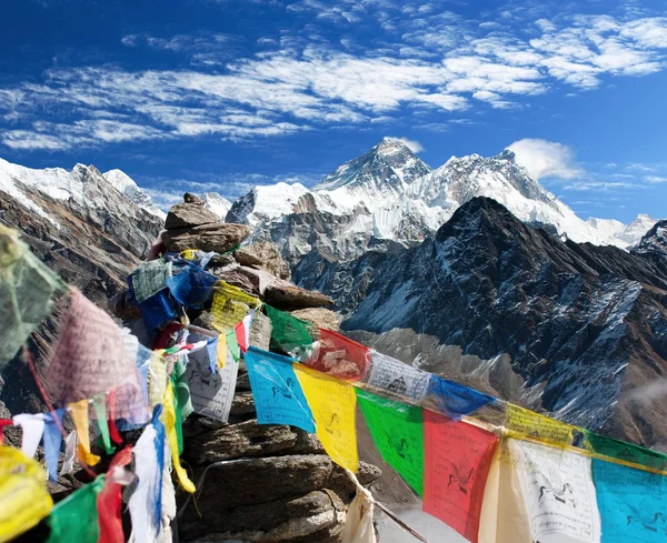 View of everest from gokyo ri with prayer flags - Непал Стоковая Картинка