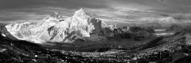 siyah-beyaz panoramik everest ve kala patthar - trekking için everest ana kampı - Nepal nuptse akşamlar