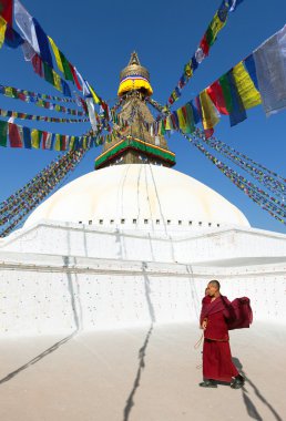 Katmandu, Nepal - 17 Aralık 2013: Tibet Budist rahipler festival süresince boudhanath stupa yürüyüş