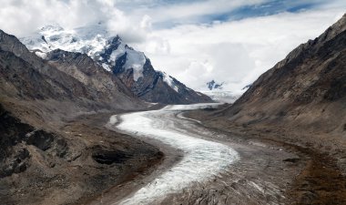 durung drung veya drang drung buzul pensi la yakınındaki zanskar road - büyük Himalaya aralığı - zanskar - ladakh - Hindistan üzerinde geçmek