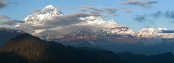 Kvällen syn på mount dhaulagiri - nepal — Stockfoto