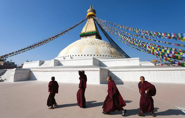 Непал, Катманду - 17 декабря 2013 года: Тибетские буддийские монахи ходят по ступе Будханатха во время фестиваля — стоковое фото