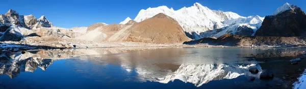 Vista de Cho Oyu reflejándose en el lago - campamento base de Cho Oyu - Everest trek - Nepal —  Fotos de Stock