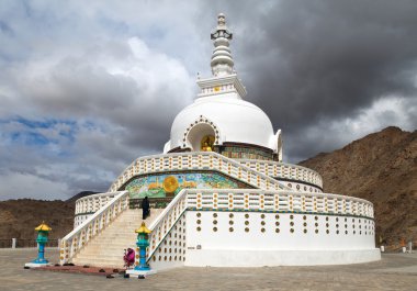 uzun boylu shanti stupa yakınındaki leh - jammu ve Keşmir - ladakh - Hindistan