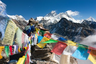 Everest görünümünden gokyo RI ile dua bayrakları - nepal