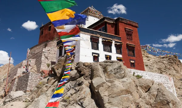 Namgyal Tsemo Gompa con banderas de oración - Leh - Ladakh - Jammu y Cachemira - India — Foto de Stock