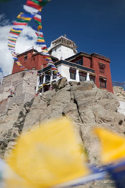 天珠 tsemo 寺祈祷旗帜-leh-拉达克-查谟和克什米尔的印度 — 图库照片