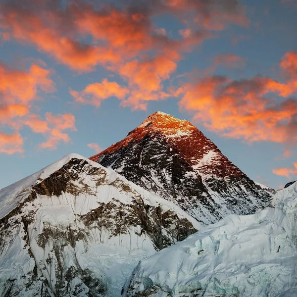 Вечерний цветной вид на Эверест из Кала-Паттара - Непал — стоковое фото