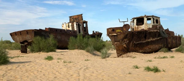 Barcos no deserto em torno de Moynaq, Muynak ou Moynoq - Mar de Aral ou lago de Aral - Uzbequistão - Ásia — Fotografia de Stock