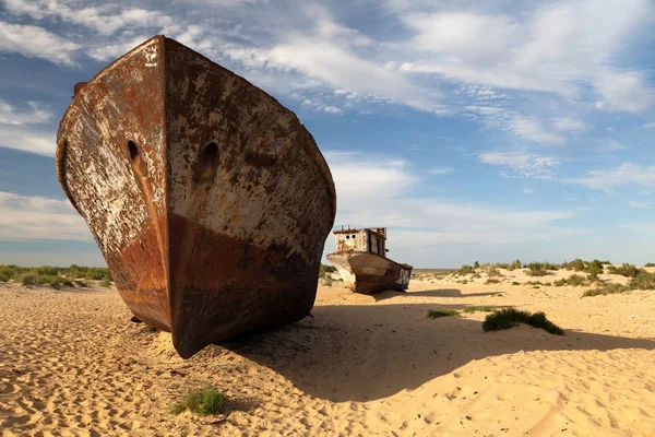 Barche nel deserto intorno a Moynaq, Muynak o Moynoq - Mare di Aral o lago di Aral - Uzbekistan - Asia — Foto Stock