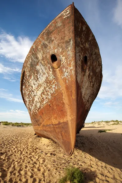 Boats in desert around Moynaq, Muynak or Moynoq - Aral sea or Aral lake - Uzbekistan - asia — Stock Photo, Image