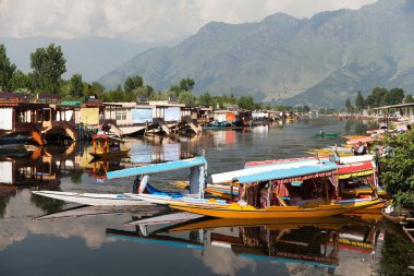 Keşmir, Hindistan - Ağustos 3 shikara tekneler srinagar içinde yüzen dal göl üzerinde - shikara ulaşım dal göl - 3 Ağustos 2013, srinagar, jammu ve Keşmir, Hindistan için kullanılan küçük bir tekne olduğunu