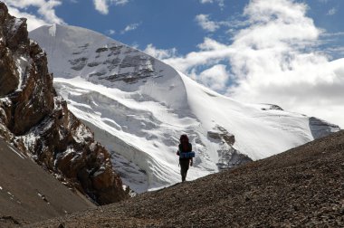 dağ - takling la pass - Hint Himalayalar - Hindistan üzerinde turist silüeti