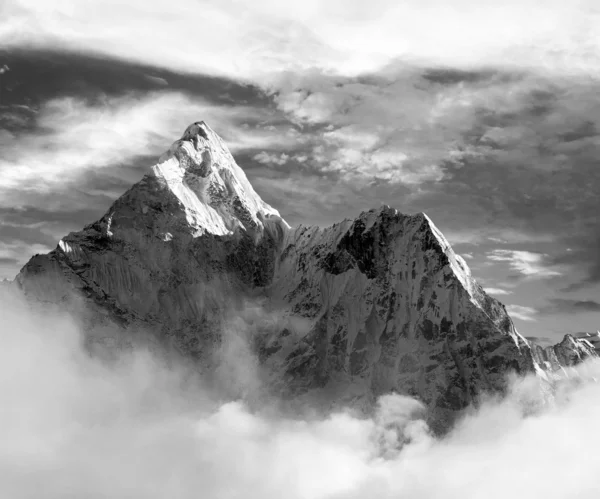 ama dablam ile ve güzel bulutlar - siyah beyaz görünümü: sagarmatha Milli Parkı - khumbu Vadisi - trek everest temel cam - nepal