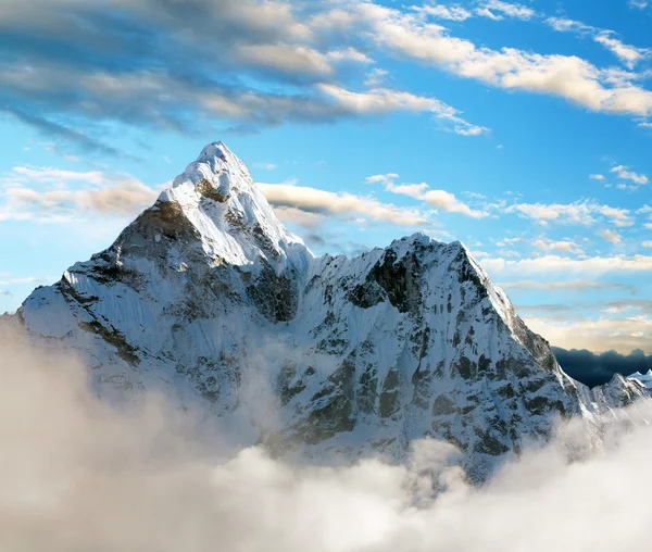 Hermosa vista de Ama Dablam con y hermosas nubes - Parque Nacional de Sagarmatha - Valle de Khumbu - Trek a la leva base del Everest - Nepal - Valle de Khumbu - Trek al campamento base del Everest - Nepal —  Fotos de Stock