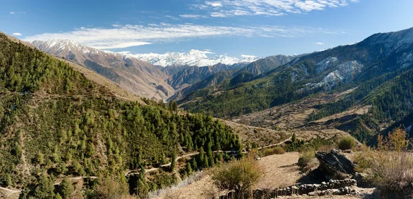 Dolpo inferiore - paesaggio intorno a Dunai, villaggi di Giove e Dhaulagiri himal dal passo Balangra Lagna - Nepal occidentale — Foto Stock