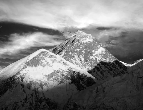 Noite vista em preto e branco do Everest de Kala Patthar - caminhada para o acampamento base do Everest - Nepal — Fotografia de Stock