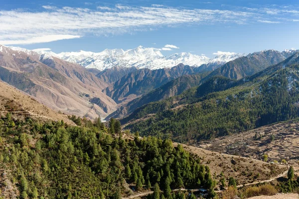 Lower dolpo - krajinné scenérie kolem dunai, juphal vesnice a dhaulagiri himal od balangra lagna pass - západní Nepál — Stock fotografie
