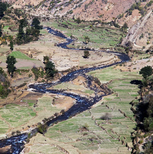 Valle con risaia e fiume nel Nepal occidentale — Foto Stock