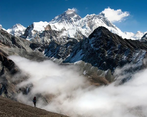 Blick auf Everest von Gokyo mit Touristen auf dem Weg zum Everest Basislager - Nepal — Stockfoto