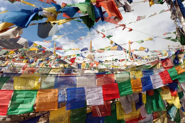 Bandeiras de oração com estupas - Kunzum La pass - Himachal Pradesh - Índia — Fotografia de Stock