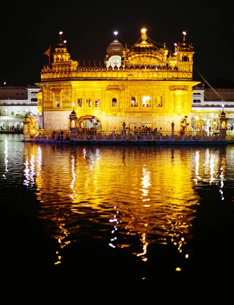 Nachtelijke weergave van gouden tempel - sikhs heilige plaats in amritsar - india — Stockfoto