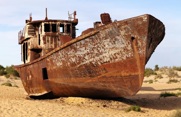tekneler çölde etrafında moynaq, muynak veya moynoq - Aral Gölü veya aral Gölü - Özbekistan - Asya
