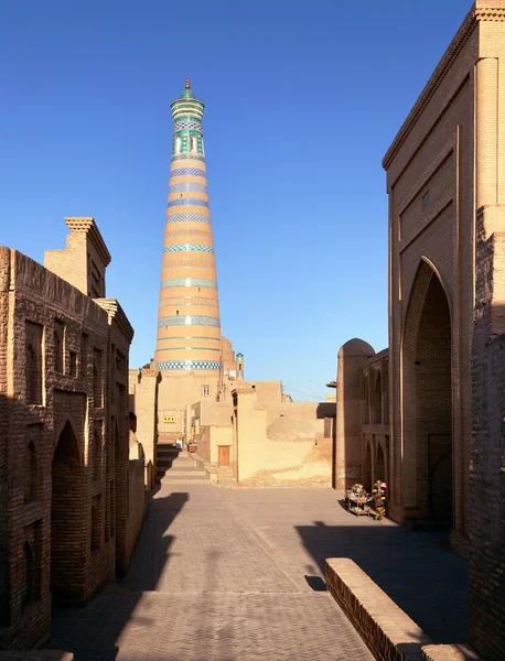 Islom hoja (Islam Xoja) minarete em Itchan Kala (Ichon Qala) - Khiva (Chiva, Heva, Xiva, Chiwa, Khiveh) - Província de Xorazm - Uzbequistão - Cidade na estrada da seda — Fotografia de Stock