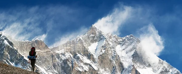 Вершина Лхоце и Нупце с метелью, туристом и снежными облаками на вершине — стоковое фото