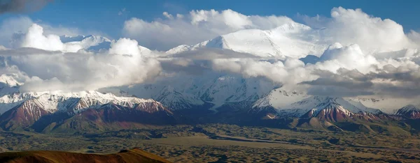 列宁峰-在吉尔吉斯阿拉伊距离的全景视图帕米尔-吉尔吉斯斯坦和塔吉克斯坦边界-中亚"世界屋脊" — 图库照片