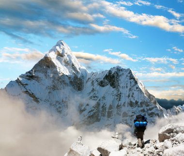ama dablam turist ve güzel bulutlar - güzel görünümü: sagarmatha Milli Parkı - khumbu Vadisi - trek everest ana kampı - nepal