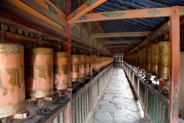 Labrang manastırda dua tekerlekleri - gansu ilinde Budist manastırı, çin