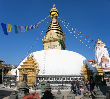 Nepal, Katmandu - 16 Aralık turistler ve Nepal festival sırasında Swayambhunath stupa etrafında yürüyüş - Katmandu - - 16 Aralık 2013 nepal
