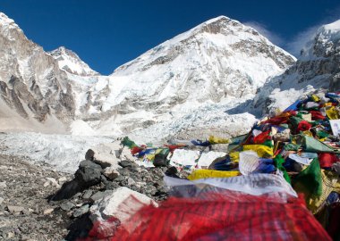 Everest ana kampı, khumbu buzul ve dua bayrakları - nepal
