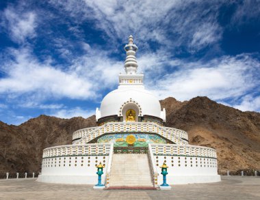 uzun boylu shanti stupa yakınındaki leh - jammu ve Keşmir - ladakh - Hindistan