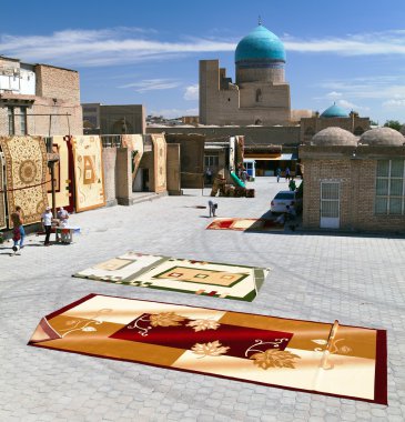 Buhara, Özbekistan, 16 Temmuz 2013 - Pazar buhara halı - bu bazar halı Özbekistan'in en iyi Pazar biridir