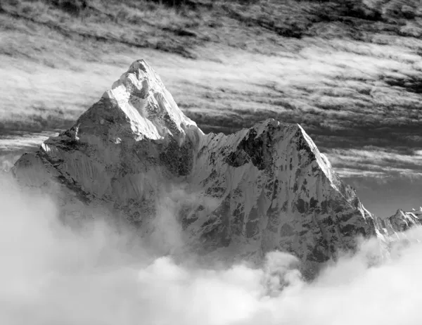 ama dablam ile ve güzel bulutlar - siyah beyaz görünümü: sagarmatha Milli Parkı - khumbu Vadisi - trek everest temel cam - nepal