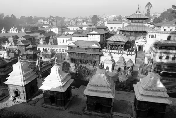 パシュパティナート - カトマンズの聖なるバグマティ県川の銀行に位置していますヒンズー教の寺院の黒と白のビュー — ストック写真