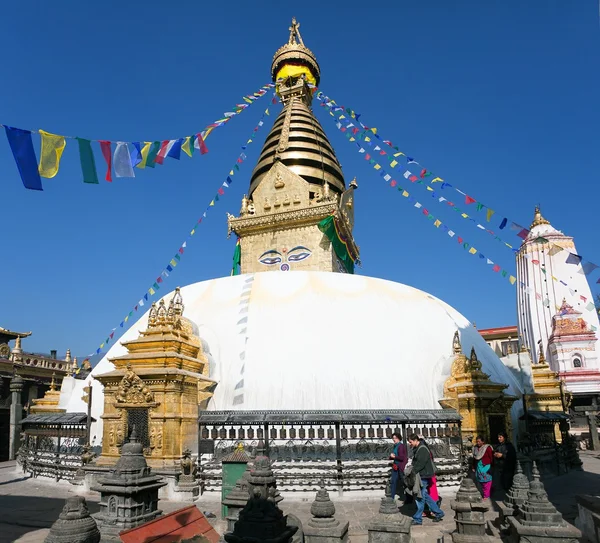 NEPAL, KATHMANDU - DIC 16 Turistas y nepaleses caminando por swayambhunath stupa durante el festival - 16 de diciembre de 2013 - Katmandú - Nepal — Foto de Stock