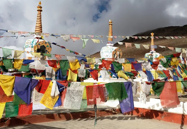 Bandeiras de oração com estupas - Kunzum La pass - Himachal Pradesh - Índia — Fotografia de Stock