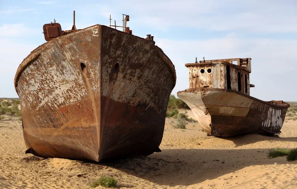Boats in desert around Moynaq, Muynak or Moynoq - Aral sea or Aral lake - Uzbekistan - asia — Stock Photo, Image