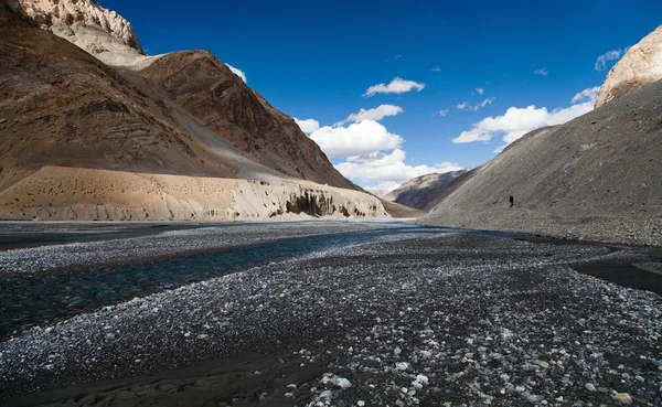 Vue depuis les himalayas indiens - montagne et vallée fluviale - jusqu'aux cols Parang La et Takling la, passe du Ladakh à l'Himachal Pradesh - Inde — Photo