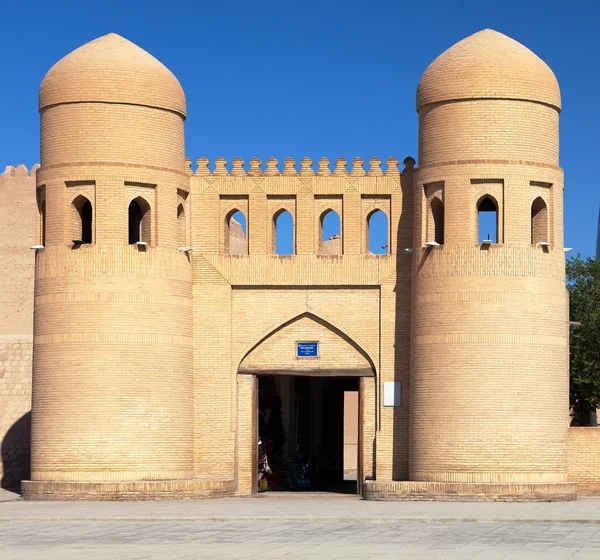 Wall of Itchan Kala (Ichon Qala) - west gate (Ata Darvoza) - Khiva (Chiva, Heva, Xiva, Chiwa, Khiveh) - Xorazm Province - Uzbekistan - Town on the silk road — Stock Photo, Image