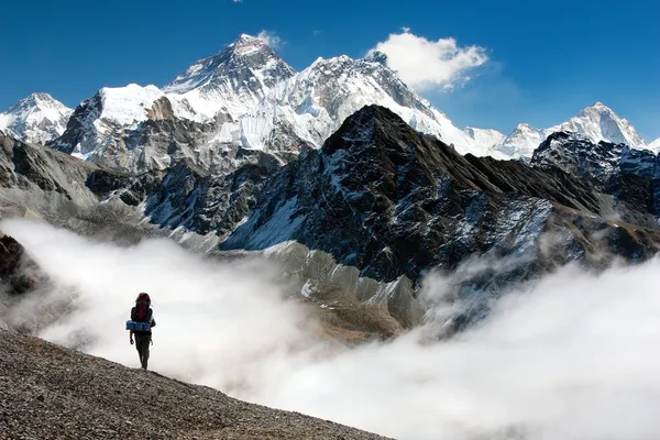 Вид на Эверест из Гокио с туристом на пути в базовый лагерь Эверест - Непал Стоковое Изображение