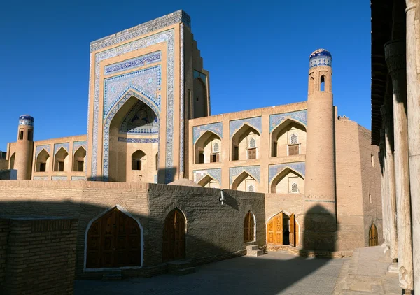 Alloquli Khan Medressa in Itchan Kala (Ichon Qala) - Khiva (Chiva, Heva, Xiva, Chiwa, Khiveh) - Província de Xorazm - Uzbequistão - Cidade na estrada da seda — Fotografia de Stock