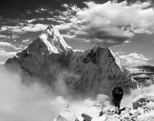Вид на Ама-Даблам с туристическими и красивыми облаками - национальный парк Сагарматха - Хумбу фон - Поход в базовый лагерь Эверест - Непал
