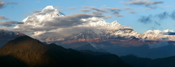 Kvällen syn på mount dhaulagiri - nepal — Stockfoto